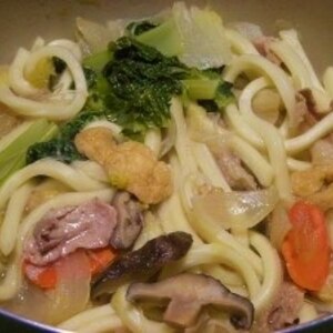 油揚げと玉ねぎは外せない！我が家の煮込みうどん♪